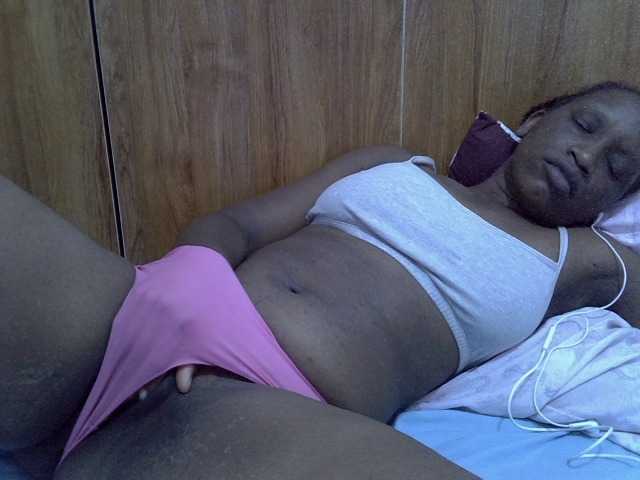 Cindy04, live now on BongaCams