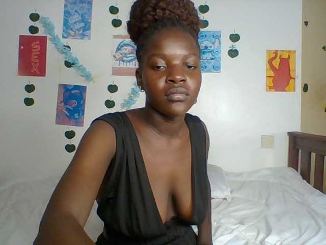 le modèle Safyi est en webcam porno dans un show sur le site bongacams, il possède les tags suivants: Ebony,Brunette,Trimmed
