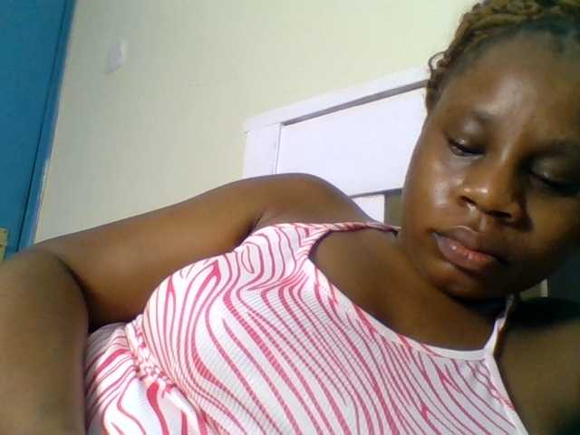 le modèle Ebonitah est en webcam porno dans un show sur le site bongacams, il possède les tags suivants: Ebony,Redhead,Trimmed