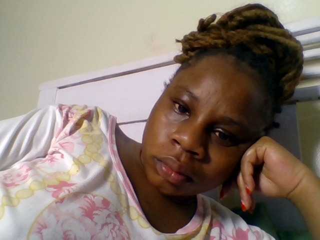 le modèle Ebonitah est en webcam porno dans un show sur le site bongacams, il possède les tags suivants: Ebony,Redhead,Trimmed