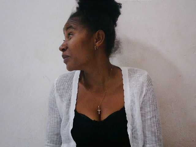 Luanah live cam on BongaCams