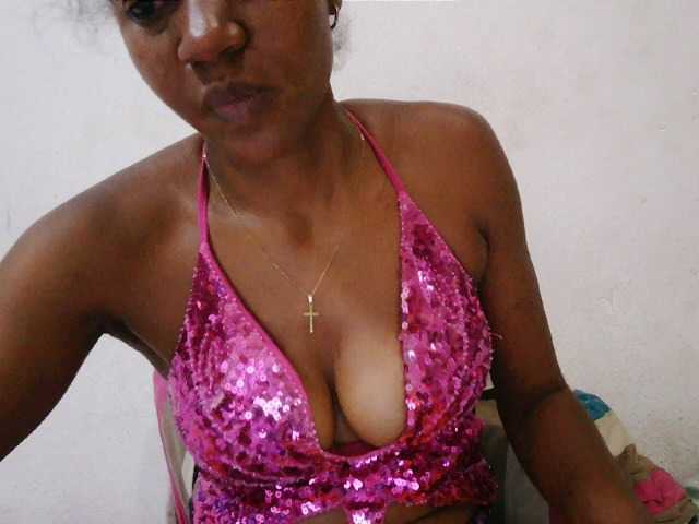 Luanah live cam on BongaCams