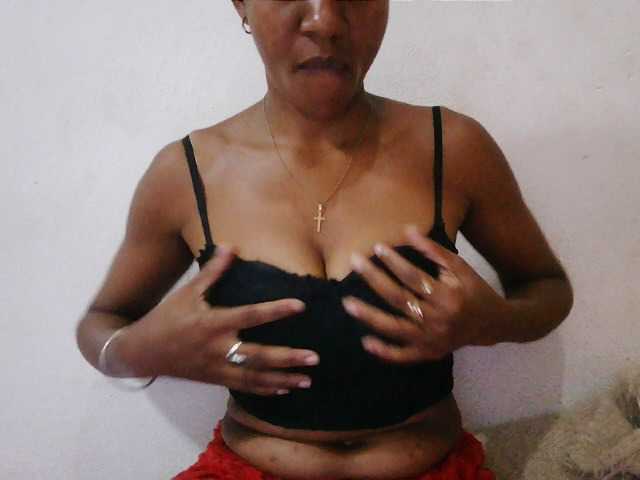 Luanah, live now on BongaCams