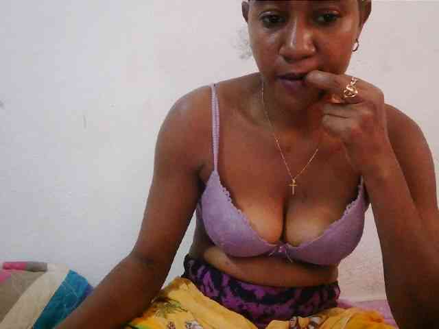 Luanah Live Webcam on BongaCams