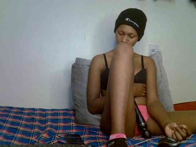 GlamGoddessAria webcam