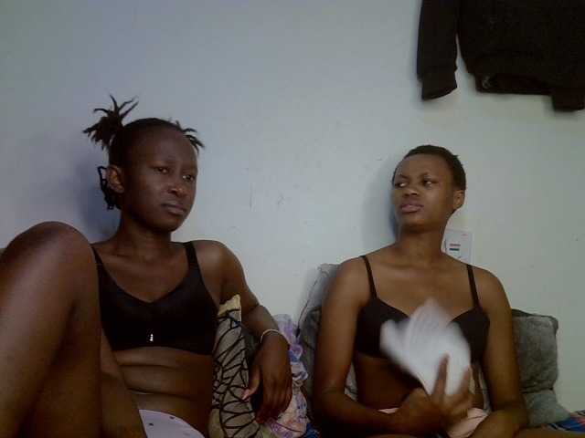 le modèle SexyyDuo est en webcam porno dans un show sur le site bongacams, il possède les tags suivants: Ebony,Brunette,Trimmed