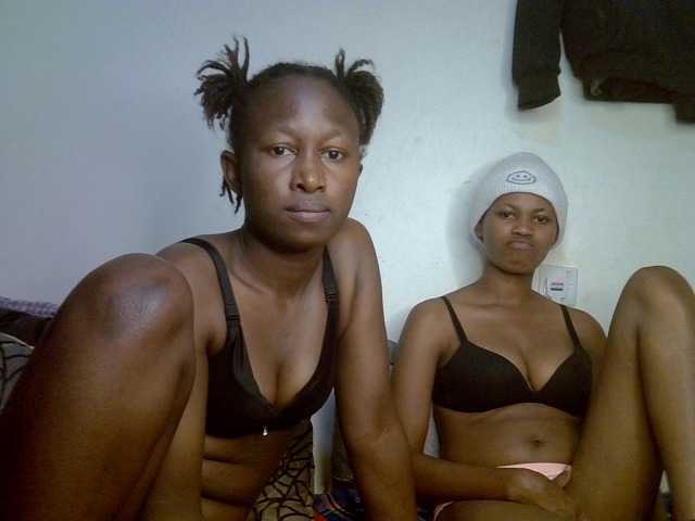 le modèle SexyyDuo est en webcam porno dans un show sur le site bongacams, il possède les tags suivants: Ebony,Brunette,Trimmed