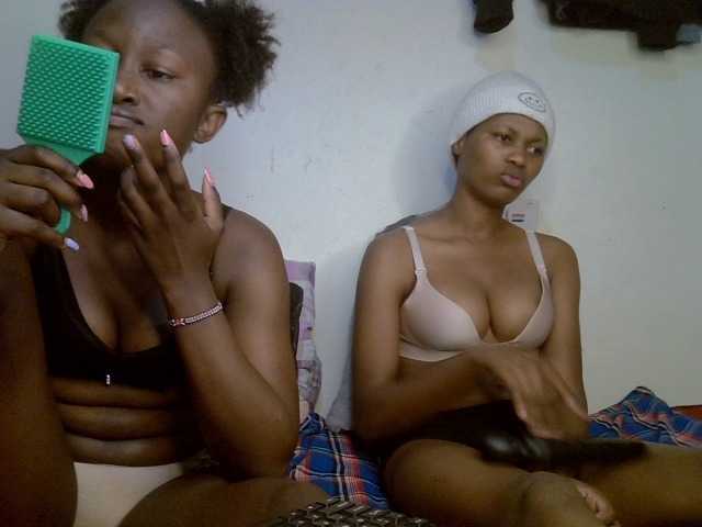 le modèle SexyyDuo est en webcam porno dans un show sur le site bongacams, il possède les tags suivants: Ebony,Brunette,Trimmed