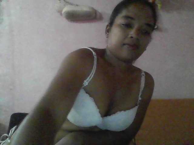annah3, en directo ahora en BongaCams