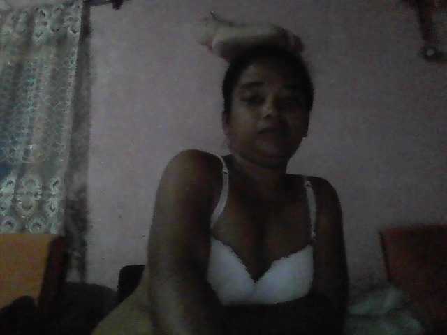 annah3, live now on BongaCams
