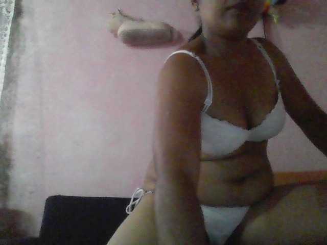 annah3, live now on BongaCams