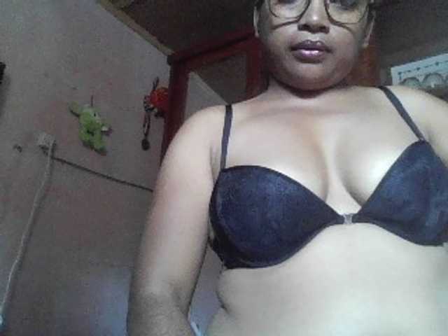 annah3, live now on BongaCams