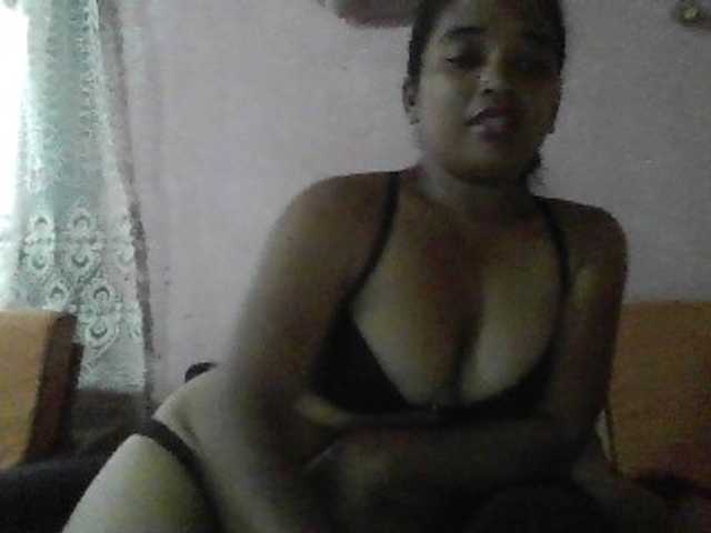 annah3, live now on BongaCams