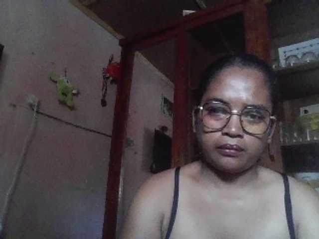 annah3, en directo ahora en BongaCams