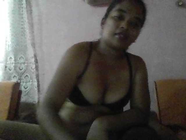annah3, en directo ahora en BongaCams