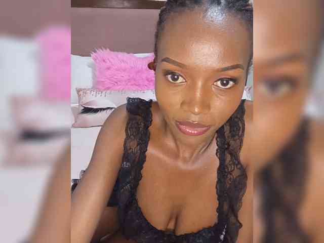 Model: LadyLunaa