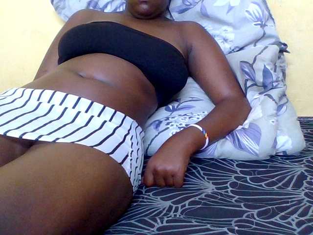 le modèle Sweetmia4U est en webcam porno dans un show sur le site bongacams, il possède les tags suivants: Ebony,Brunette,Trimmed