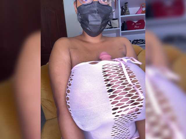 Priscy02, live now on BongaCams