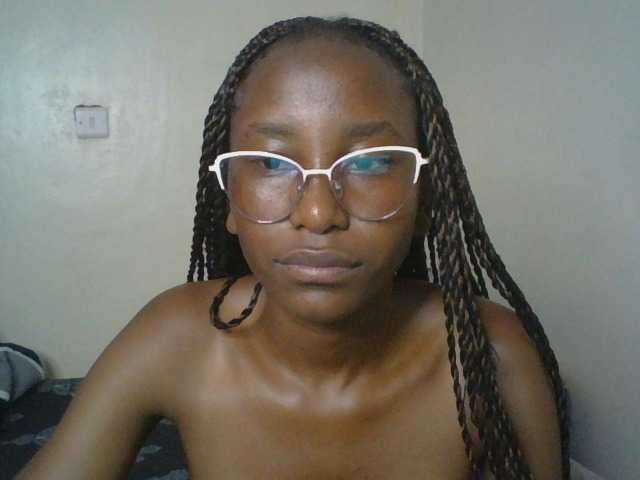 Goldenluck, live now on BongaCams