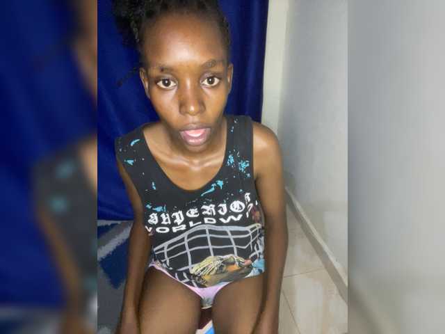 Mishy-123, en directo ahora en BongaCams