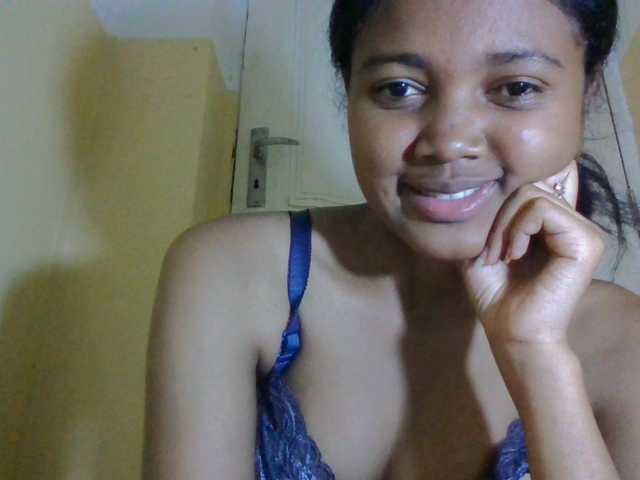 le modèle FAYENCE03 est en webcam porno dans un show sur le site bongacams, il possède les tags suivants: Ebony,Brunette,Trimmed