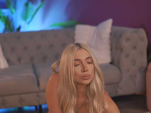 HottieJessyeX webcam