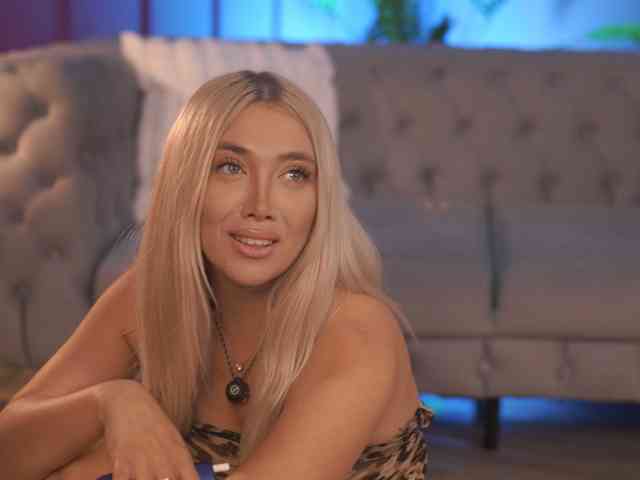 HottieJessyeX webcam