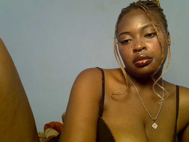 le modèle DaisyafterDarke est en webcam porno dans un show sur le site bongacams, il possède les tags suivants: Ebony,Blonde,Trimmed