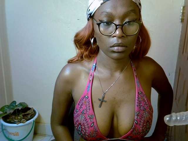 le modèle Petiteshishi est en webcam porno dans un show sur le site bongacams, il possède les tags suivants: Ebony,Blonde,Shaved