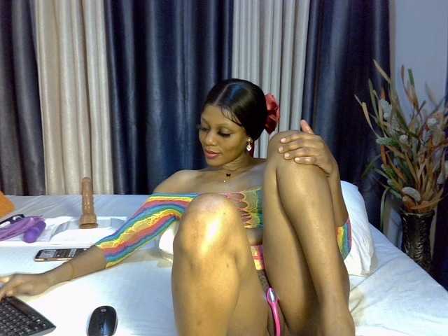 Prettyglam1 live cam on BongaCams