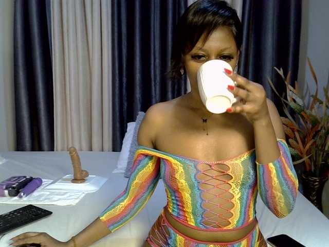 Prettyglam1 live cam on BongaCams