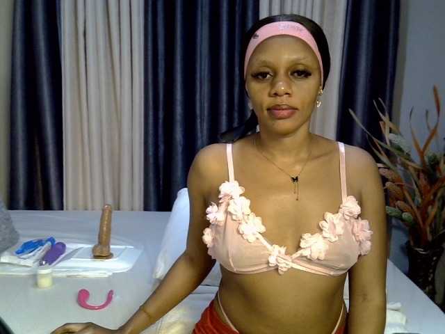 Prettyglam1 live cam on BongaCams