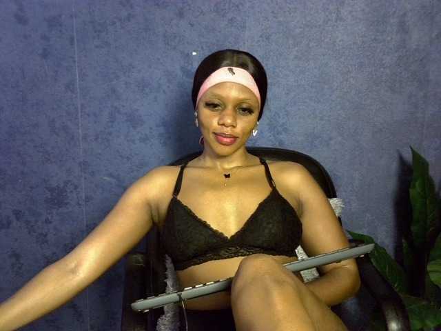 Prettyglam1 live cam on BongaCams