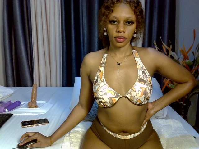 Prettyglam1 live cam on BongaCams