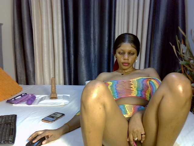 Prettyglam1 live cam on BongaCams