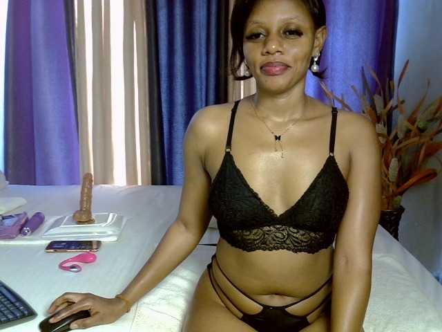 Prettyglam1 live cam on BongaCams