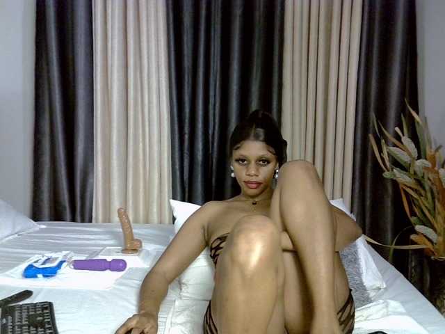 Prettyglam1 live cam on BongaCams