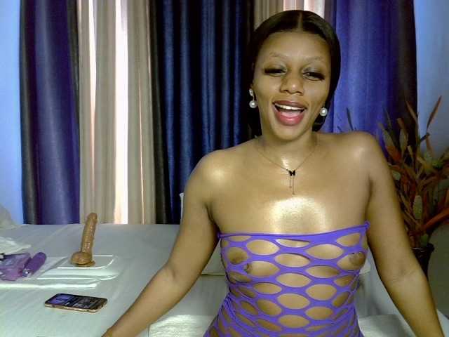 Prettyglam1 live cam on BongaCams
