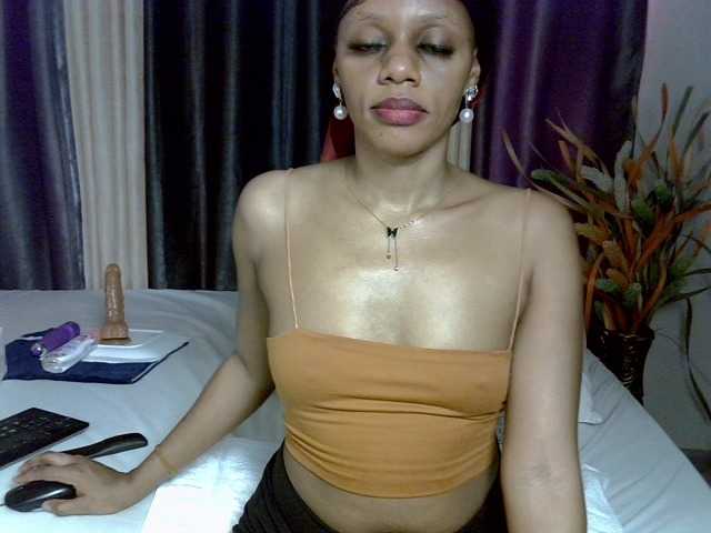 Prettyglam1 live cam on BongaCams