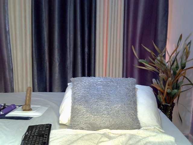 Prettyglam1 live cam on BongaCams
