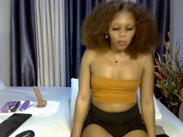 Prettyglam1 live cam on BongaCams