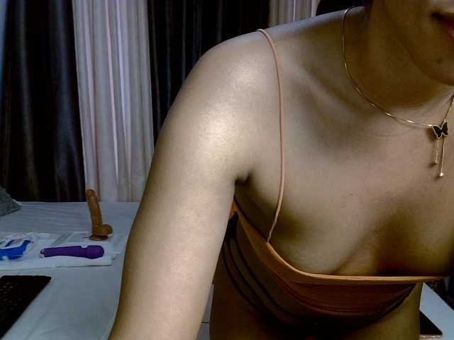 Prettyglam1 live cam on BongaCams