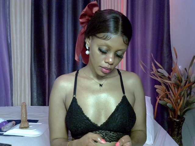 Prettyglam1 live cam on BongaCams