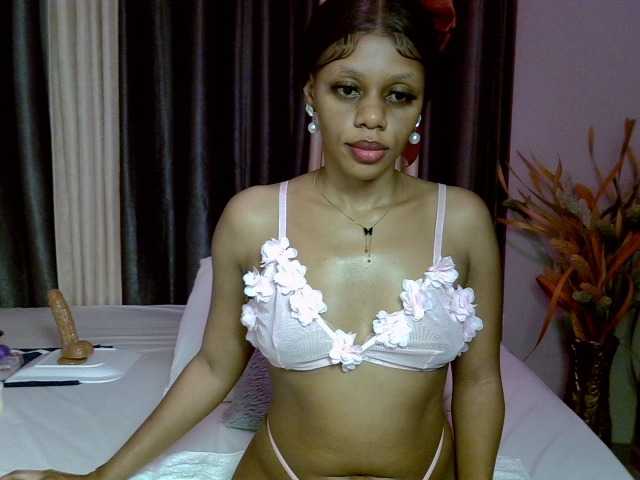 Prettyglam1 live cam on BongaCams