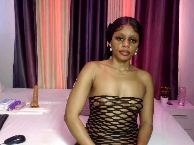 Prettyglam1 live cam on BongaCams
