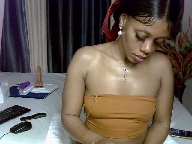 Prettyglam1 live cam on BongaCams