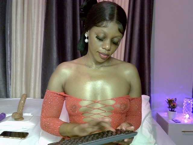 Prettyglam1 live cam on BongaCams