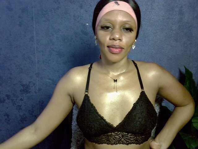 Prettyglam1 live cam on BongaCams