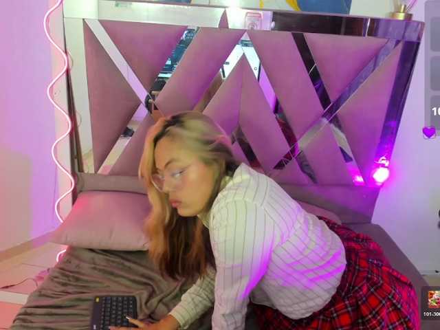LAINEY-TAY live cam preview