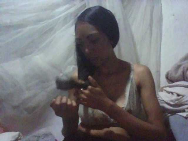 Rindra03 live cam on BongaCams
